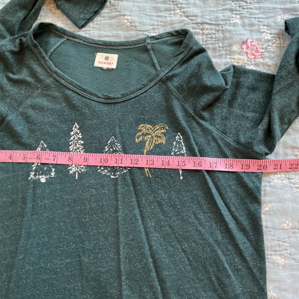 NWOT Sundry Women’s Green Light Sweatshirt Palm Tree Pine Trees Graphic Size 2/M - Picture 5 of 7